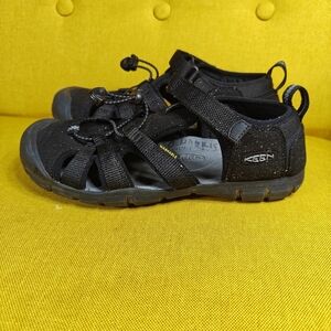 Keen Seacamp 2 Closed Toe Sandals Black/Grey Slip-On Bungee Tie Sandal Big Kid 5